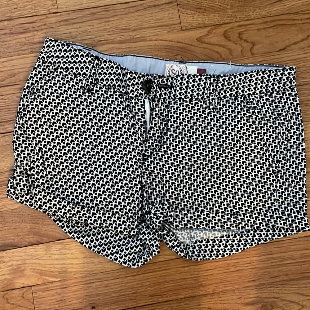 SO Black and White Pattern Short - Size 7 (NWOT)